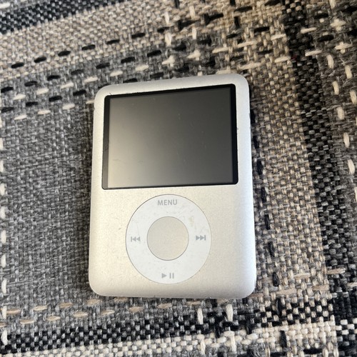 Silver apple ipod nano 3rd - ipod,